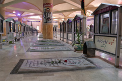عطر افشانی گلزار شهدا به مناسبت دهه فجر توسط جهادگران استان بوشهر
