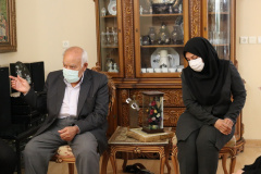 دیدار و اهدای تندیس ملی فداکاری به خانواده شهید مدافع سلامت بوشهری