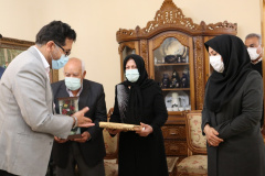 تندیس ملی فداکاری به خانواده شهید مدافع سلامت بوشهری