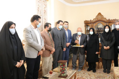 تندیس ملی فداکاری به خانواده شهید مدافع سلامت بوشهری اعطا ش