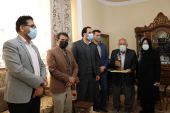 تندیس ملی فداکاری به خانواده شهید مدافع سلامت بوشهری اعطا شد