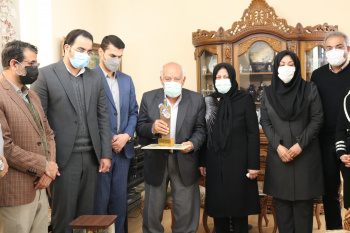 اعطای تندیس ملی فداکاری جهاددانشگاهی بوشهر به خانواده شهید مدافع سلامت
